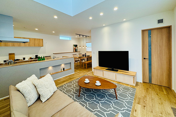 Newモデルハウス【はるか】空調と動線にこだわった365日心地よい暮らし♪家事動線完璧×たっぷりの収納！リビングとダイニング二方向からアクセスできる使い勝手の良い玄関動線、吹き抜けで開放感のあるリビングと床下エアコン一台で家中暖かい快適空間。二階の全居室は二面採光になっていて遠くの山々、公園の緑が見渡せる開放的な居室♪パッシブデザインで暮らしやすさ体感モデルハウスオープン！