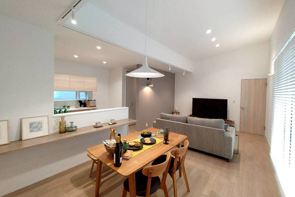 【桐生市浜松町】第13弾！木目の勾配軒天が美しい、モダンテイストの外観。リビングを中心に家事が効率よくこなせる動線。玄関・リビングのどちらからも回れる便利な水回りは、プライベートスペースと分けることで、落ち着いた暮らしを実現♪大容量の土間収納には、ベビーカーや外で使うアイテムをすっきり収納！快適とデザイン性を両立させたI様邸完成現場見学会開催