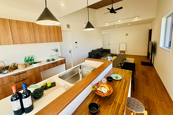 Newモデルハウス【ひより】日々の暮らしを心地よく整えてくれる平屋の住まい。全館空調×エアコン一台で暖かい♪プライベートスペースとパブリックスペースを丁寧に分け、生活音や動線が交わらないゾーニング。ランドリールームにはたたみ台を設け、洗濯からたたみまでがここで完結！３つの窓から四季の移ろいを感じられるリビングに、キッチンと横並びのダイニング。配膳や片付けもスムーズで、毎日の家事が楽になる動線です。快適と心地よさを体感できるモデルハウスオープン！