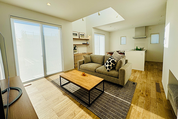 【みどり市笠懸町鹿/二階建売住宅】家計にも環境にも優しい、これからの暮らしにちょうどいい住まい♪一階はファミクロを中心に、リビング・ランドリー・脱衣所をぐるりと回れる“神動線”。収納一括管理スタイルで、洗う・干す・しまうがスムーズに完結。玄関は二方向からアクセスでき、毎日の生活動線も快適♪吹き抜け＋夏冬二台のエアコンの使い分けで、一年中快適な住空間を実現。建売住宅販売会開催