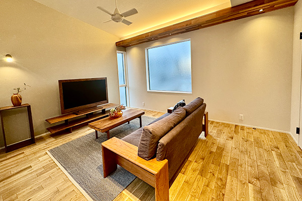 【桐生市相生町／平屋建売住宅】エアコン一台で家中快適な全館空調の家！コーニス照明と自然光が織りなすやわらかな光のリビング。水回り×ファミクロは回遊できる家事ラク動線♪ワイドサッシ前には式台ベンチを造作し、特等席に。ぐるりと回れて配膳も片付けもスムーズな、オープンスタイルのアイランドキッチンも◎デザインと機能性を兼ね備えた平屋建売住宅販売会開催。