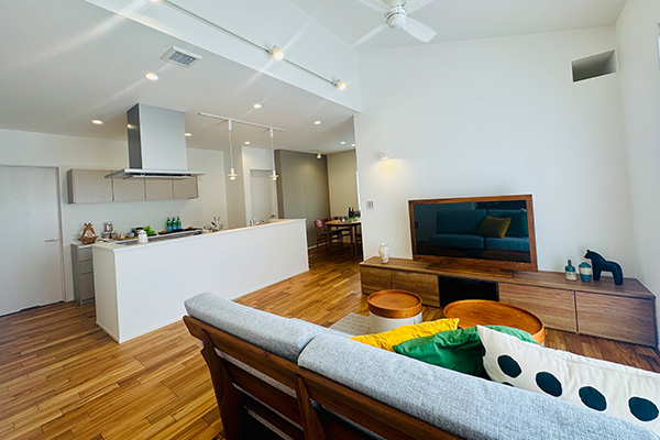 【みどり市笠懸町/平屋建売住宅】家中どこにいても快適で、ずっと心地よく暮らせる平屋住宅♪動線に無駄のないアイランドキッチンを中心に、LDKは勾配天井を採用し、面積以上の開放感。リビングの一角には、作業やお子さまの勉強を見守れるスタディーコーナーを造設。ランドリールームは、洗う→干す→畳むまでが一か所で完結。収納とタタミ台付きで、アイロン作業もスムーズ♪さらに太陽光発電を搭載し、毎日の電気代を抑えながら家計にもやさしい住まいを実現。暮らしやすさと経済性を兼ね備えた平屋住宅販売会開催。