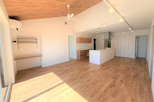 【みどり市笠懸町久宮】第3弾！おしゃれな木目調の勾配天井に、木のぬくもりと照明が映えるカフェテイストの平屋住宅。全館空調で一年中快適♪ぐるりと回遊できるアイランドキッチンに、仕切りのない家事カウンター付きランドリーとファミリークロークを配置。洗濯から収納までスムーズにこなせる家事ラク動線を実現。大容量のファミリークロークは、季節物や家族の持ち物をまとめて収納できる便利な空間。リビングの一角には、お子様の勉強や作業に便利なスタディーコーナーも。暮らしやすさと家事動線抜群な、K様邸現場見学会開催。