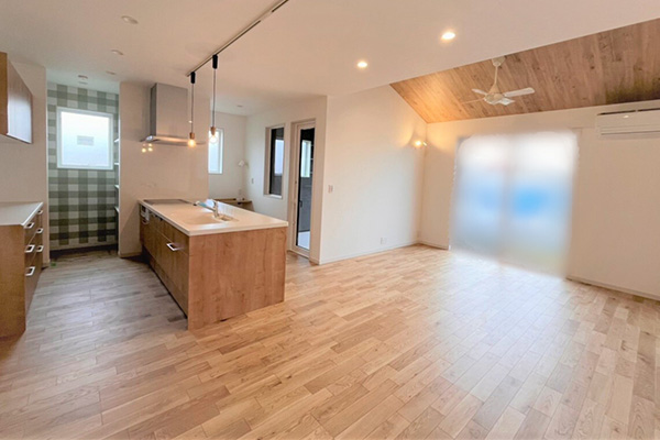 【みどり市笠懸町鹿】第4弾！全館空調×太陽光で省エネ。家計にやさしい平屋住宅♪パブリックスペースとプライベートスペースを分け、生活リズムが違っても快適に暮らせる間取り。愛車を守るバイク用ビルトインガレージはリビングと直結。造作の独立洗面と2つのトイレで、朝の混雑を避けて快適に使える設計。天気や花粉を気にせず洗濯できるランドリールームは、大容量ファミリークロークに近い家事ラク動線。機能性と快適さを兼ね備えたA様邸現場見学会開催。